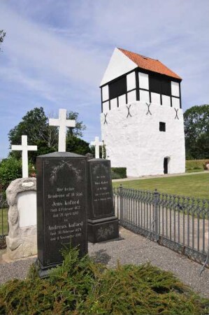 Aakirkeby - Glockenturm : Der Glockenturm der Nylars kirke bei Aakirkeby. Die Kirche ist eine von vier romanischen Rundkirchen auf der dänischen Ostseeinsel Bornholm. Aufgenommen am 28. Juli 2010