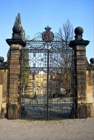 kunstschmiedeeisernes Tor zur Orangerie mit Sandsteinsäulen