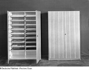 Schrank : Schulmöbel. Zwei Schränke (1972)
