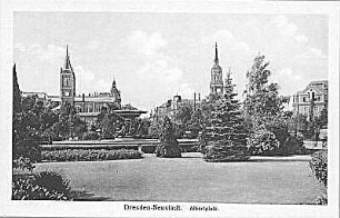 Pfarrkirche St. Franziskus Xaverius & Brunnen Stürmische Wogen : Blick über Brunnenanlage "Stürmische Wogen" gegen Pfarrkirche St. Franziskus Xaverius und Turm der Dreikönigskirche