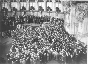 Dresden, Zwingerhof vor dem Wallpavillon. Konzert, vermutlich das traditionelle Pfingstsingen der Dresdner Volkssingakademie, mit Kinderchor im Dresdner Zwinger, vor 1936