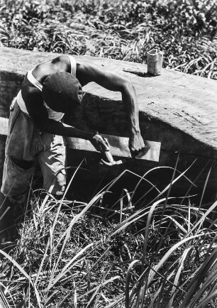 Handwerker : Handwerker während der Arbeit mit einem Hammer.