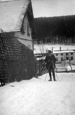 Mann mit Kamera an der Flader-Villa : Hintergrund: Flader-Fabrik