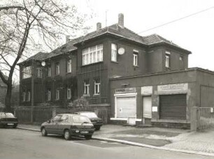 Dresden-Trachau, Platanenstraße 24. Wohnhaus mit Ladenanbau. Straßenansicht mit Einfriedung
