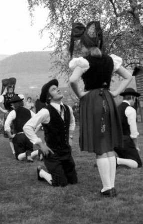 Untermünstertal: Untermünstertäler Trachtengruppe tanzt