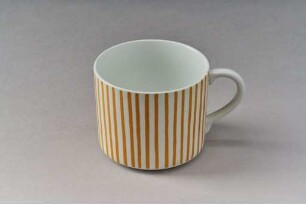 Orange-weiße gestreifte Tasse aus dem Service Kadett