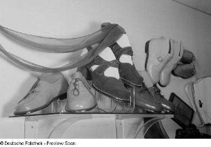 Ausgestellte Schuhe auf der Leipziger Herbstmesse 1954