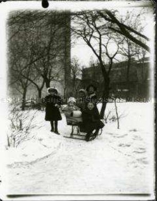 Im Schnee spielende Kinder