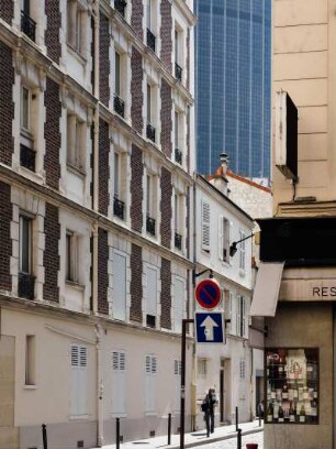 Paris. Paris 15e. Arrondissement de Vaugirard. Blick durch Häuser Zeile auf den Tour de Montparnasse