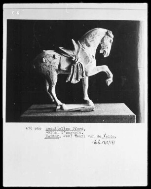 Gesatteltes Pferd aus der Tang-Zeit