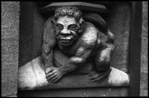 Bayeux: Kathedrale, hockende Figur im Säulensockel