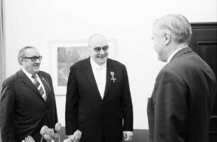 Freiburg: Regierungspräsidium; Bundesverdienstkreuz für Schachmeister Friedrich Stork durch Vizepräsident Bittighofer