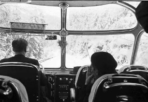 Häusern: Schluchseewerk; im Autobus auf verschneiter Straße