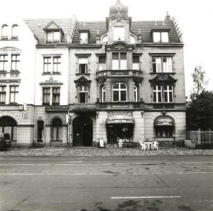 Cottbus, Karl-Liebknecht-Straße 18. Wohnhaus mit Laden (um 1900). Straßenfront