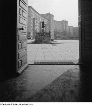 Blick auf die Ringbebauung und den Mägdebrunnen auf dem Roßplatz