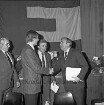Kreisverband Stormarn der Europa-Union: Glinde: Festsaal des Rathauses und Bürgerhauses Glinde [später Marcellin-Verbe-Haus]: Gründungsversammlung: Gratulation für Kreisvorsitzenden Wolfgang Bachofer durch den Landesvorsitzender Jürgen Schöning im Beisein des Ortvorsitzenden Hans Meyer: hinten die Fahne der Europa-Union