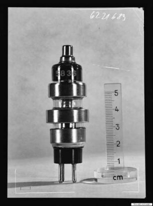 Röhre 5836 mit Maßstab, Bild 1; Foto 1962