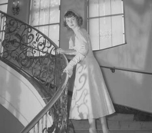 Messemodenschau, Frau im Kleid