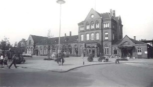 Bahnhof und Bahnhofsvorplatz. Detmold