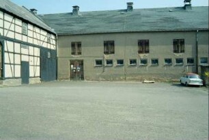 Hof wie vorige Bilder, Scheune und Stall