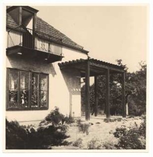 Garten am Landhaus van Beek am Seddiner See: Terrasse am Haus mit Pergola