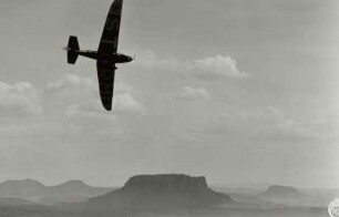 Elbtal bei Rathen, Blick von der Bastei auf Sportflugzeug Klemm L-30 bei einem Reklameflug für Sturm-Zigarettenfabrik Arthur Dreßler