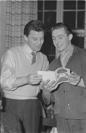 Gérard Philipe : Besuch und Auftritt des französischen Schauspielers Gérard Philipe als Hauptdarsteller. Fotoserie anläßlich des Gastspiels des Pariser Théâtre National Populaire (TNP) mit "Ruy Blas" von Victor Hugo im Großen Haus der Staatstheater Dresden, 19. März 1955