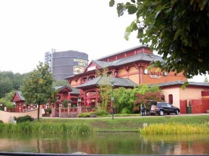 Oberhausen: Gasometer und Restaurantgebäude am Centro