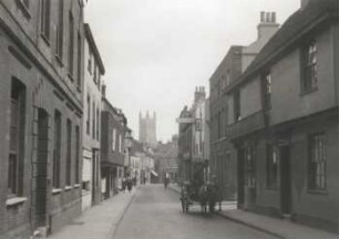 Canterbury. Straße der Innenstadt mit Durchblick auf den Mittelturm der Kathedrale