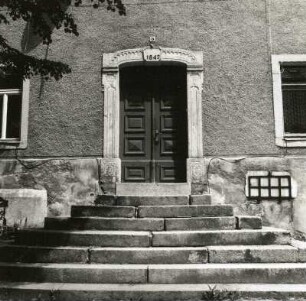 Plohn, Hauptstraße 13. Ehem. Gutshof. Wohnhaus (1842). Haustür