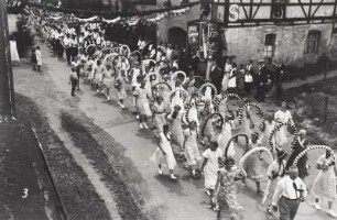 Festzug. Nr. 3: Mädchengruppe mit Blumenkörbchen und geflochtenen Blumenbögen