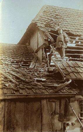 Schinzinger im Dachstuhl eines zerstörten Hauses