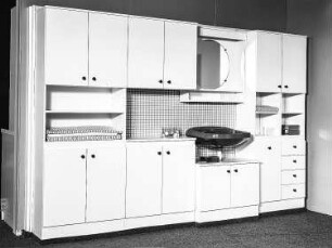 Anbauküche : Dresden-Hellerau. VEB Deutsche Werkstätten Hellerau. Hausmesse, 1986. Anbauküche. Holz, weiß beschichtet (1986; VEB Deutsche Werkstätten Hellerau)