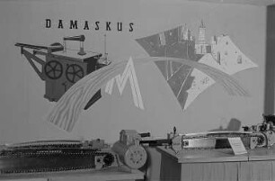 Wandgestaltung eines Messestandes "Damaskus", im Vordergrund Motorsägen der Firma FAUN
