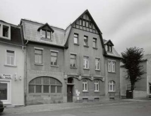 Wohnhaus mit Laden