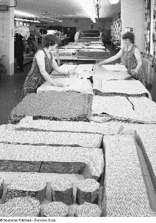 Produktionsstrecke. Zuschnitt der Bezugsstoffe