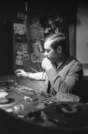 Discjockey Dieter Beck in der Diskothek "Tenne"