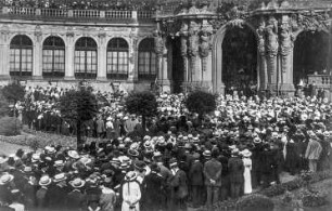 Dresden, Zwingerhof. Sängerfest, vermutlich das traditionelle Pfingstsingen der Dresdner Volkssingakademie im Dresdner Zwinger, 1920.05.23?