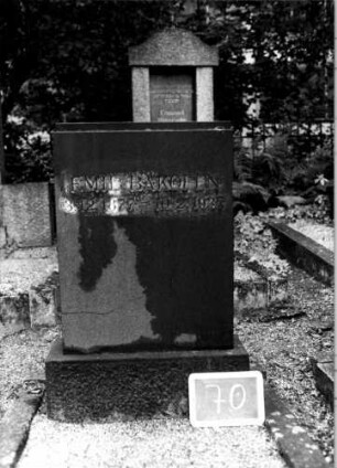 Grabstein 70 (Index: 100110299) Material: Granit Zustand: Stele gesprungen Maße HxBxT: 104x61x15 cm Beschreibung: rechteckige Stele, Sockel: Grabstein 70