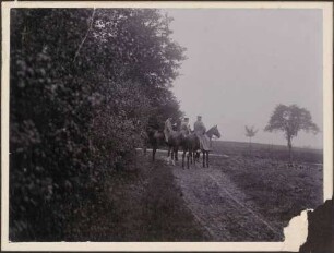 Großherzog Friedrich I. zu Pferd mit zwei berittenen Uniformierten.