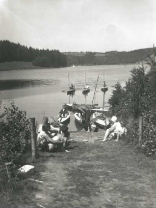 Wasserwanderung Regensburg-Wien der sächsischen Teilnehmer des Arbeiterjugendtreffens am 15. Juli 1929 in Wien. Anlanden an einem Rastplatz