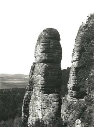 Sächsische Schweiz, Schrammsteine. Jungfer. Seilschaft Emanuel Strubich im unteren Teil der Ostkante (VIIc). Blick zum Kohlbornstein