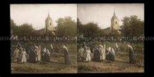 Kindergruppe mit Blick zur griechischen Kirche, Focsani