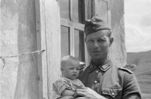 Zweiter Weltkrieg. Zur Einquartierung. Sowjetunion. Franz Grasser mit einem russischen Kleinkind