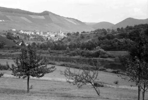 Ockfen: Blick über die Saar auf den Weinort Ockfen