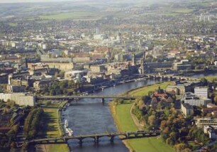 Stadtzentrum und Elbe mit Albertbrücke, Carolabrücke und Augustusbrücke