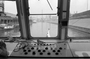 Duisburg: Hafenrundfahrt, aus dem Kommandostand des Schiffes