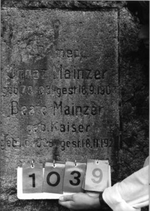 Grabstein 1039 [Hahn S. 148 Grab-Nr. 1496/97]: Grabstein 1039 (Detailaufnahme) [Hahn S. 148 Grab-Nr. 1496/97]