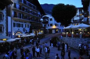 Abendmusik in Sankt Wolfgang : Am Abend musiziert die Trachtenkapelle von Sankt Wolfgang vor dem bekannten Hotel "Zum Weißen Rössel" im Ortszentrum. Bild: Zuhörer. 2008