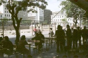 Athen: Ausgrabungen am Kotzia, Vordergrund Leute